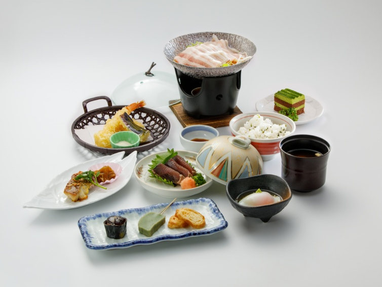 旬のお野菜の彩り良い『くしはら御前・竹コース』+標高464m 『天空の温泉』入浴...