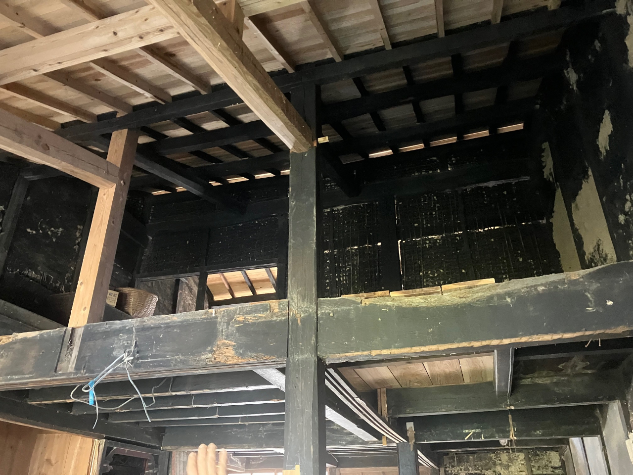 o邾̂̒cACAۑSsĂ閯Ƃ𒆂猩wł܂B