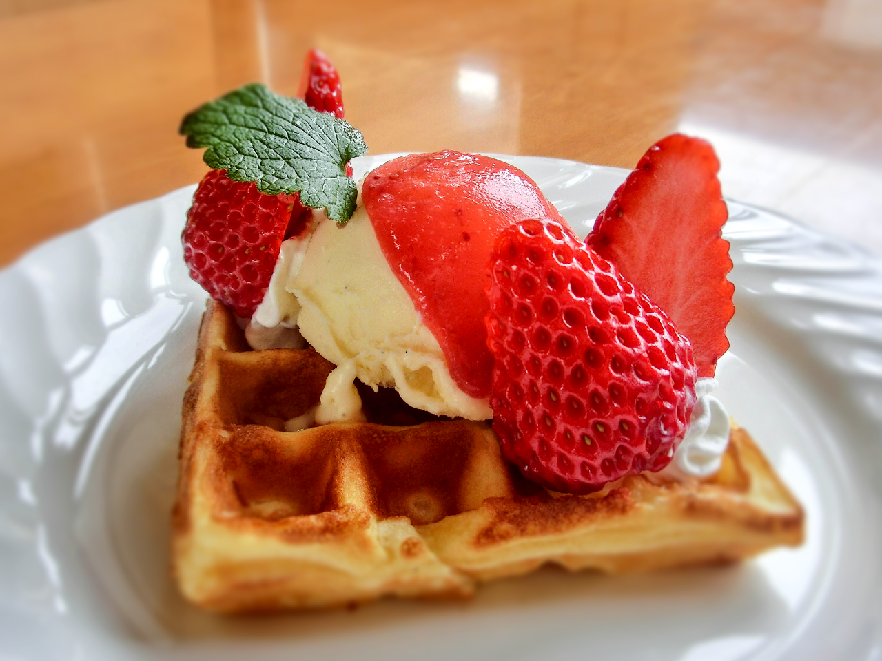 車で3分のところにある農場直営カフェでは苺を使ったデザートも食べられます