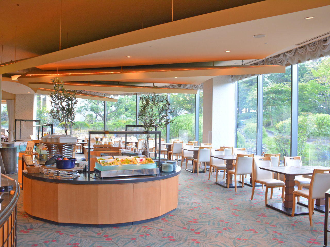 XgtBcF̓X̗lqłBǑiFy݂Ƃł܂B