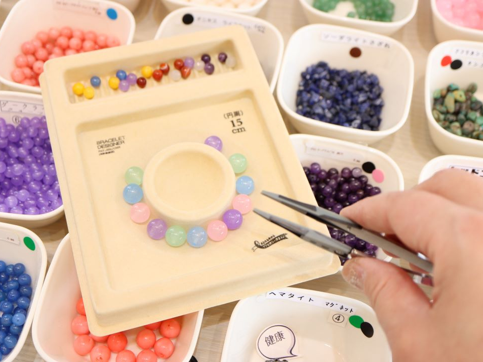 専用のトレーにお好きな石を並べてデザインします。オプションで誕生石やラリマーなどのレアストーンを選ぶと高級感のある仕上がりに。