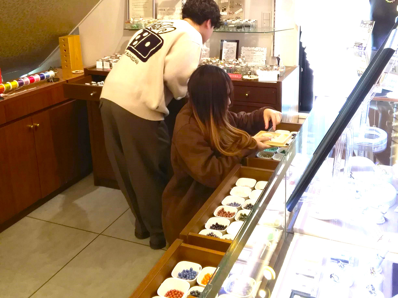 ��������̐΂ɐG�ꂠ���A�΂�I�Ԃ͖̂����ɂȂ��ЂƎ��ł��B�΂̂Ƃ���Ƀp���[����(���^�E�d���^�E�����^�ȂǂȂ�)�ɐF���������V�[�����\���Ă���܂��B