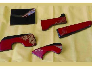 手作りの漆ブローチの作品例