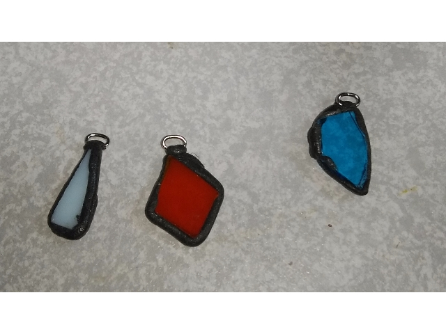 色ガラスの好きな色を見つけると嬉しくなります♪