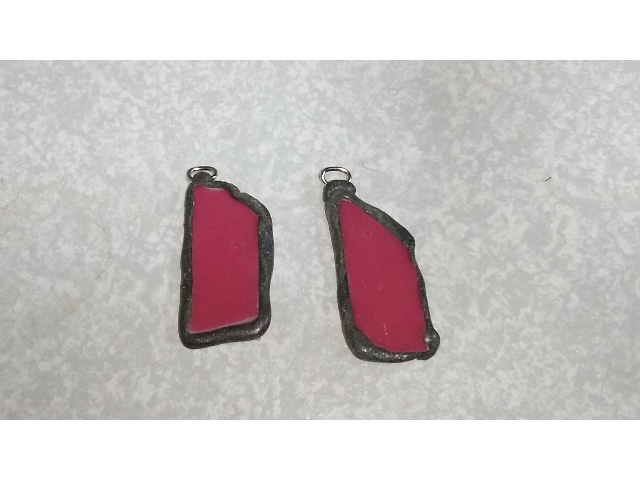 ピンク系赤色でイヤリングに♪金彩したら映えそうです。