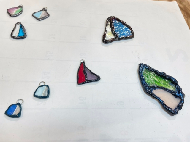 3人それぞれがイヤリングやペンダント、ブローチを制作体験されました♪