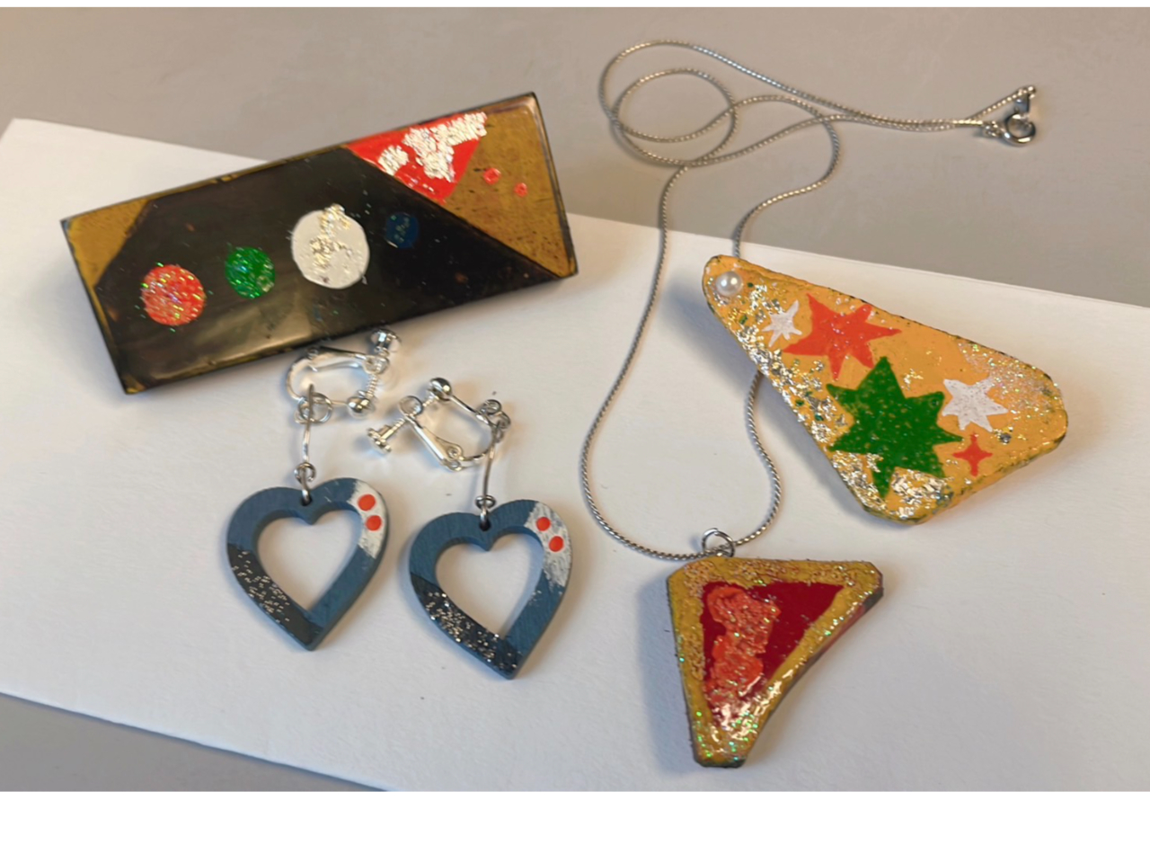 横浜からの大学1年生が土台の木と革に個性的デザインで制作されました。完成写真を送って下さりありがとう♪