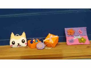 可愛い子達がいっぱい素材や色を選んでデザインをして、すばらしい手芸制作の完成♪。