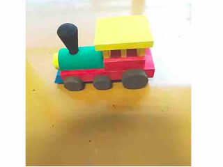 汽車の組み立てと色塗り例。乗り物シリーズは親子共同制作が基本です。共同制作なら親子で2500円。