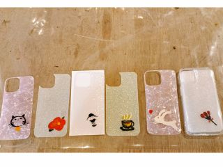 携帯カバーに蒔絵参考例(A)(B)どちらのコースでも、思い思いの絵付けが可能です♪ ご自分の携帯カバーにも応用出来ます