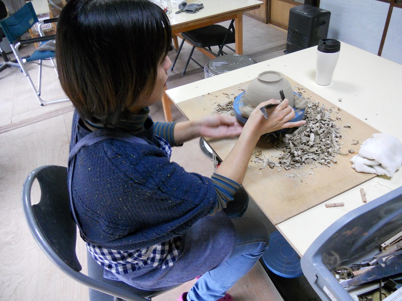 最初は体験で来られて、教室に入られた方です。高台を削り出しているところです。