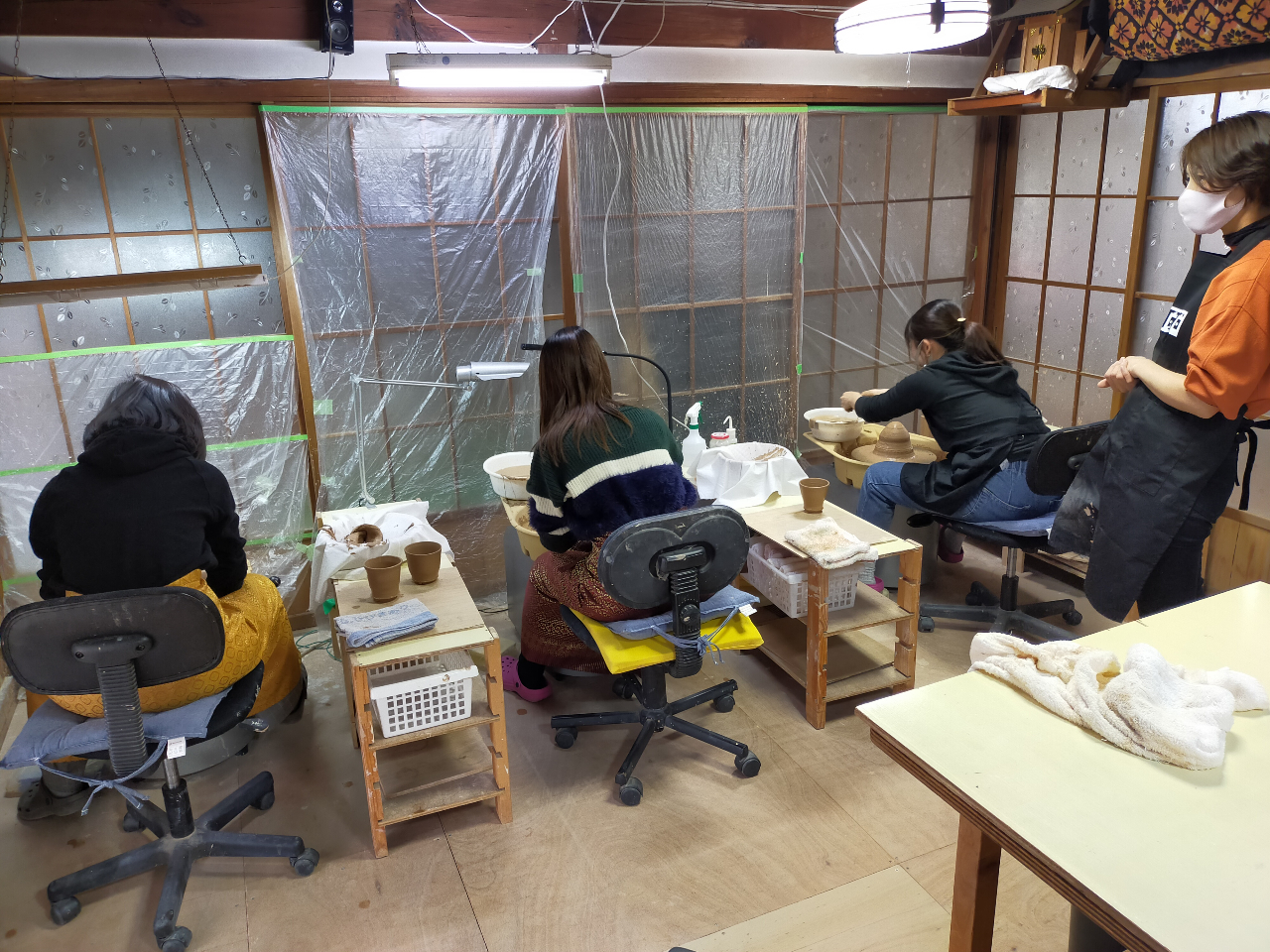 2組のお母さんとお嬢さんで体験に来られました。それぞれのお嬢様が一人生活を始められる記念だそうです。自分で作った食器を新しい生活で使って戴けたらうれしいですね