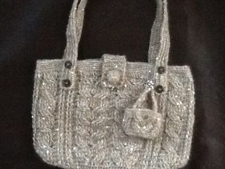 かぎ針編みで編むアラン模様のバッグ 同じミニバッグをチャームにして