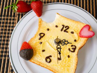 いちごが付いた食品サンプルトーストの時計