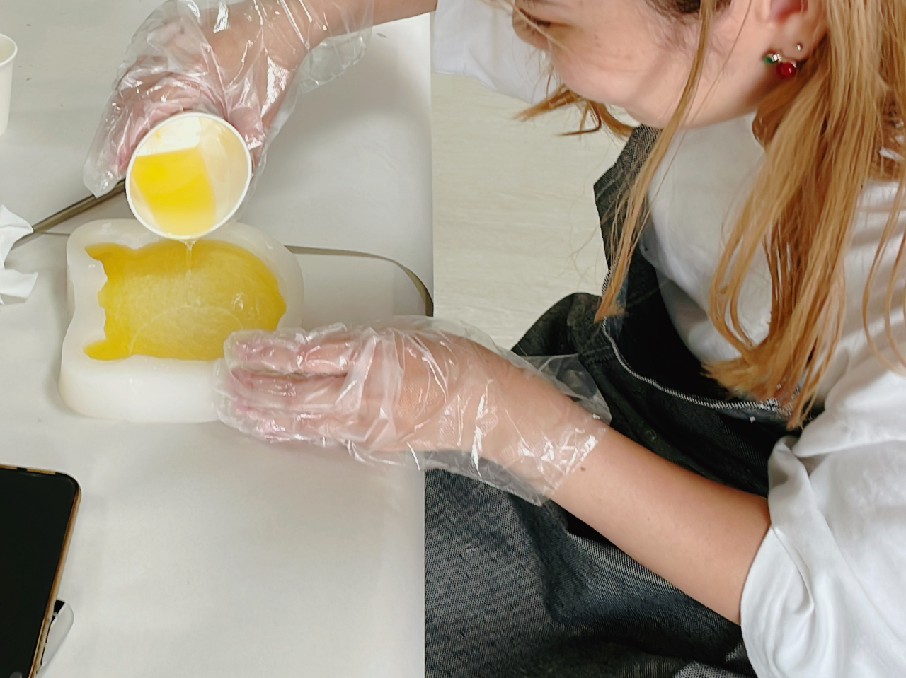 B樹脂を型に流し込みます