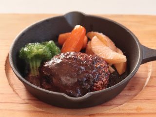 本物のスキレットで作るリアルサイズのハンバーグステーキ!!!付け合わせのプレゼント付き