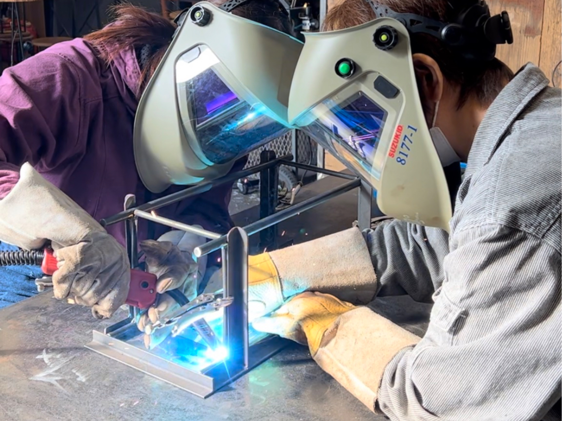 X^bt܂BspłJɃAVXg܂B