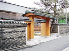 静かな時間が流れる泉涌寺、東福寺界隈の窯元です