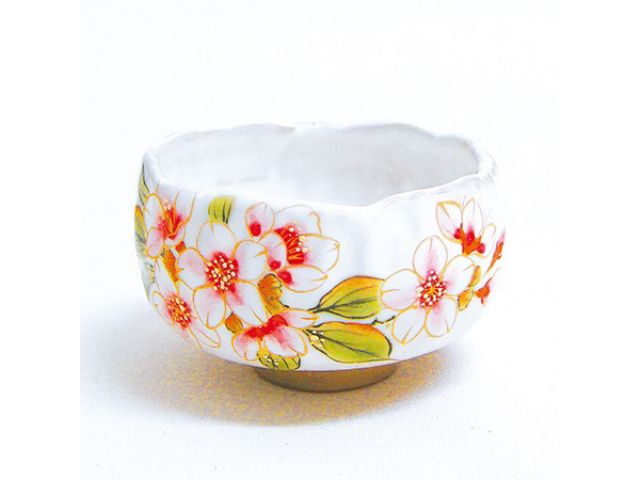 職人とコラボレーションしていただけます!色彩豊かな色絵付け、藍色が美しい染付など、お好きなお花を職人が絵付けさせて頂きます(別途料金)