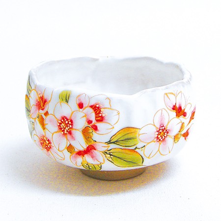 職人とコラボレーションしていただけます!色彩豊かな色絵付け、藍色が美しい染付など、お好きなお花を職人が絵付けさせて頂きます(別途料金)