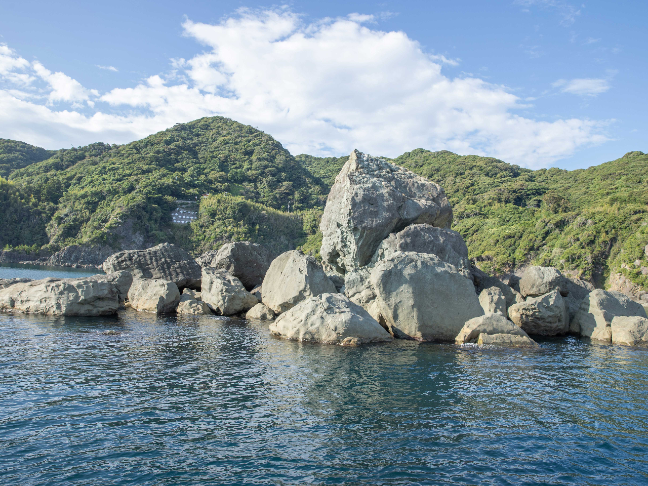 神々がチカラくらべをしたと言われる つぶて岩