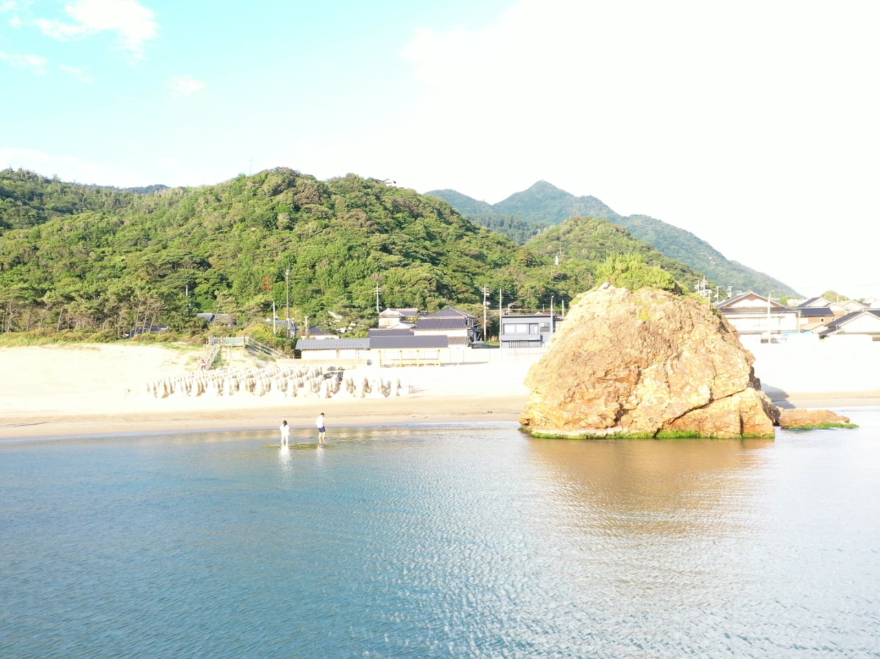 稲佐の浜と弁天島を海上から見ることができます