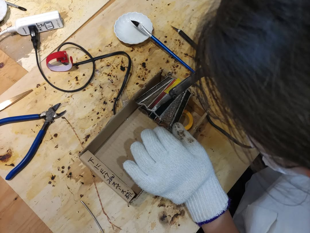 ���w���̏��̎q���͂񂾕t���ɒ��풆�I