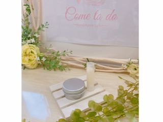 写真はハンドクリームとリップクリームです。