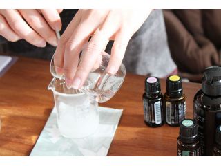 自分だけの香りをお好みでブレンドしてアロマスプレー作っていただきます。