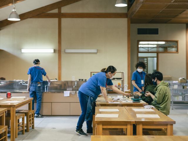 広々した工房は74名同時に制作できます。やさしく楽しいスタッフが対応します。