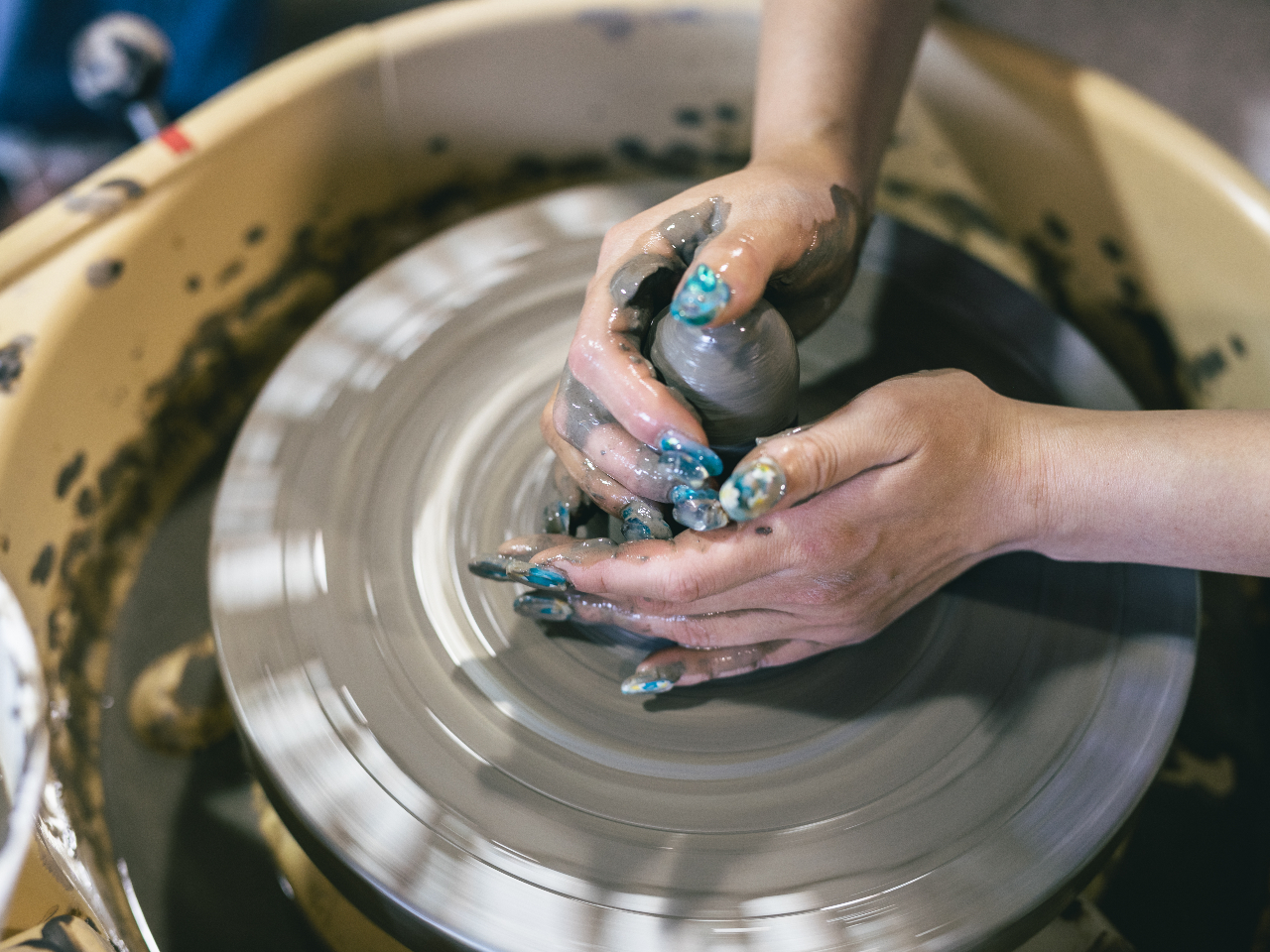 電動ろくろで職人気分。10台並んで制作