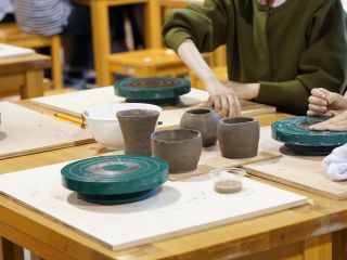 手回しろくろでうつわもいい。自分だけの作品