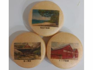 旅先での思い出の写真(家族・恋人・友人)と一緒の名所での写真等、 最中の表面を彩ります。世界で一つだけの、貴方だけの思い出の詰まったおみやげの完成です。