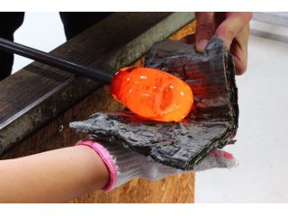 1100度の窯から巻き取ったガラスはとろとろ。新聞紙で形を整えます。