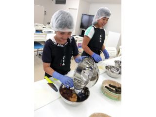 自分で刻んだお漬物と味粕をこれからまぜ合わせます。普段はお母さんのお手伝いをしているかな?