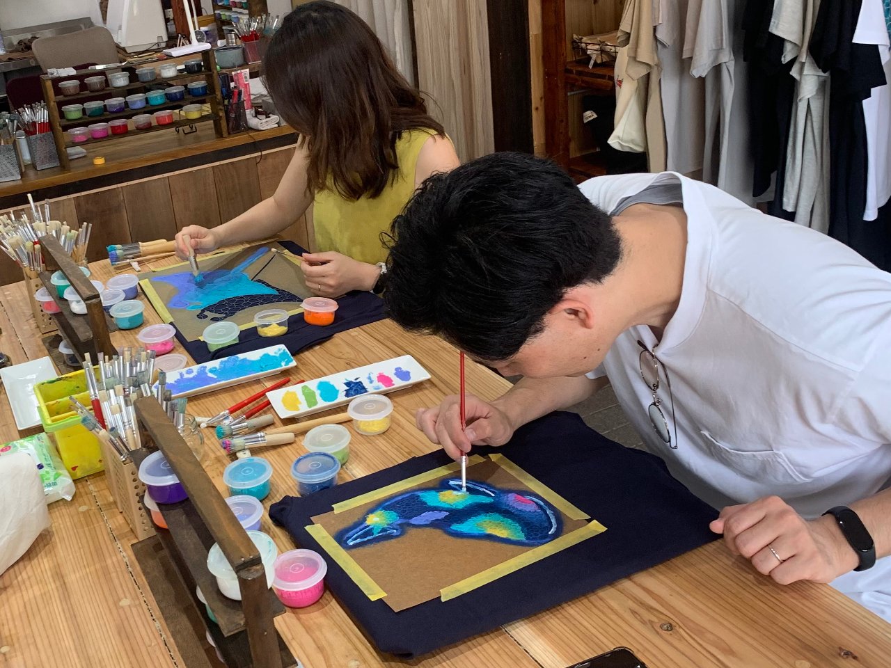 大人用TシャツSからXLサイズまでTシャツのカラーも選べます。好きな型を置いて自由に色を入れていきます