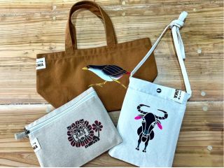 トートバッグ、ポーチ、サコッシュの中から好きな形と色が選べます。画像はスタッフ政策の見本です(店内で販売中)