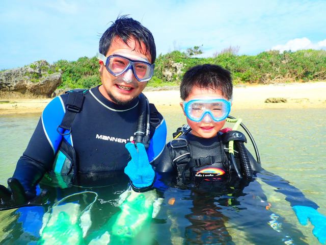 親子で初ダイビング♪8歳から参加可能♪浅瀬でじっくり練習し、いざ水中世界へ!