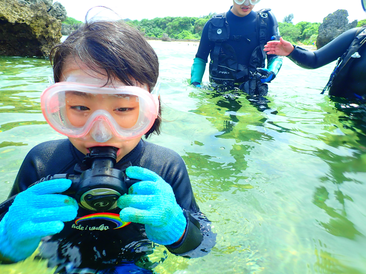 まずは浅瀬で呼吸練習♪足がつくところで練習できるので、初めてのお子様でも安心して潜ることが出来ます♪水の中で息ができるって面白い!