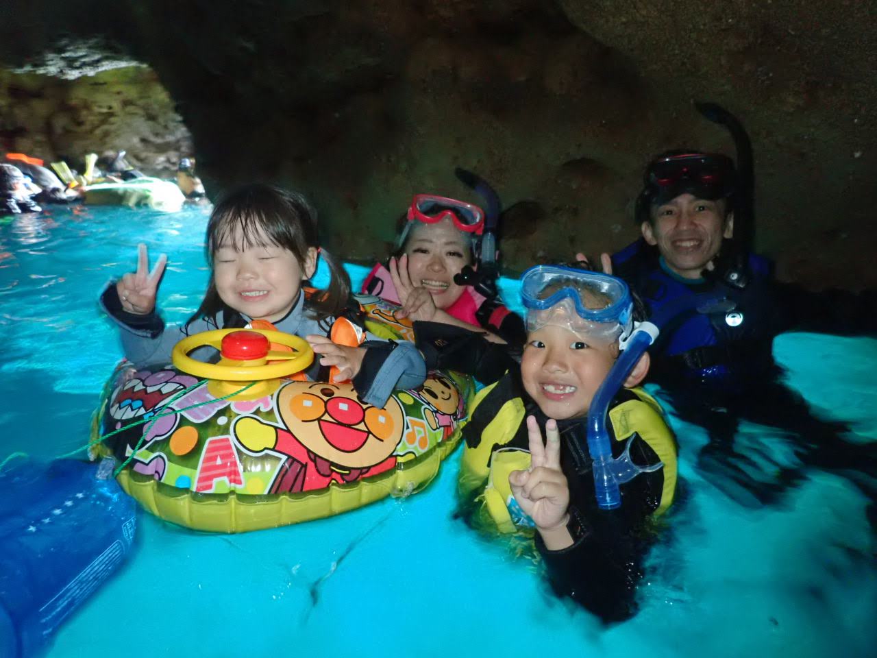 2歳3歳のお子様は足を入れる浮き輪に乗るので安心♪箱メガネ付きなので、もちろんお子様もお魚観察出来ます♪真栄田岬の魚は人懐っこく、箱メガネでも間近で見えます!