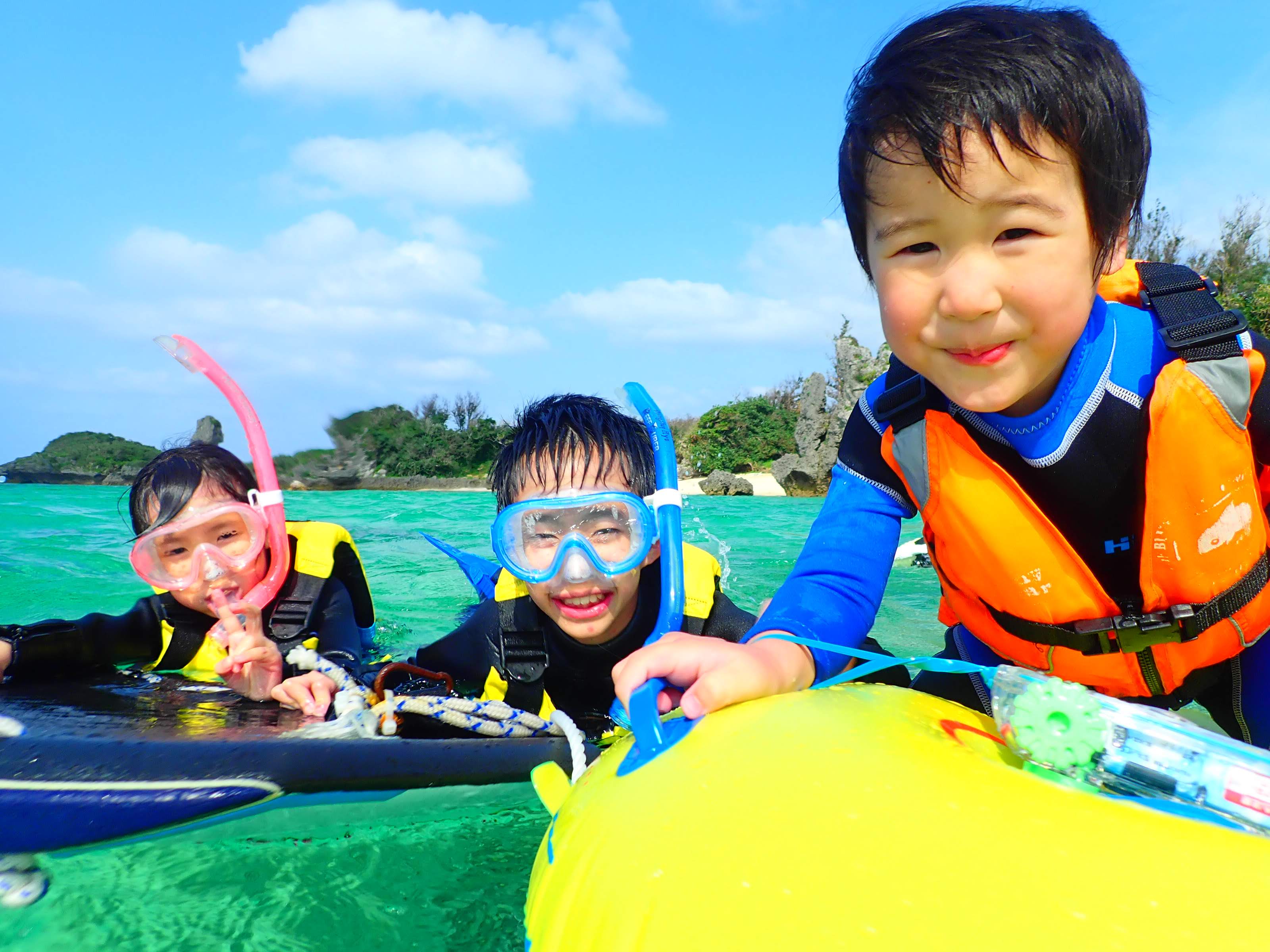 4歳から7歳のお子様はボートタイプの浮き輪もご用意!水が苦手な子供も安心♪こちらも箱メガネ付き!うつ伏せになっていればお魚たちが目の前を通っていきます!
