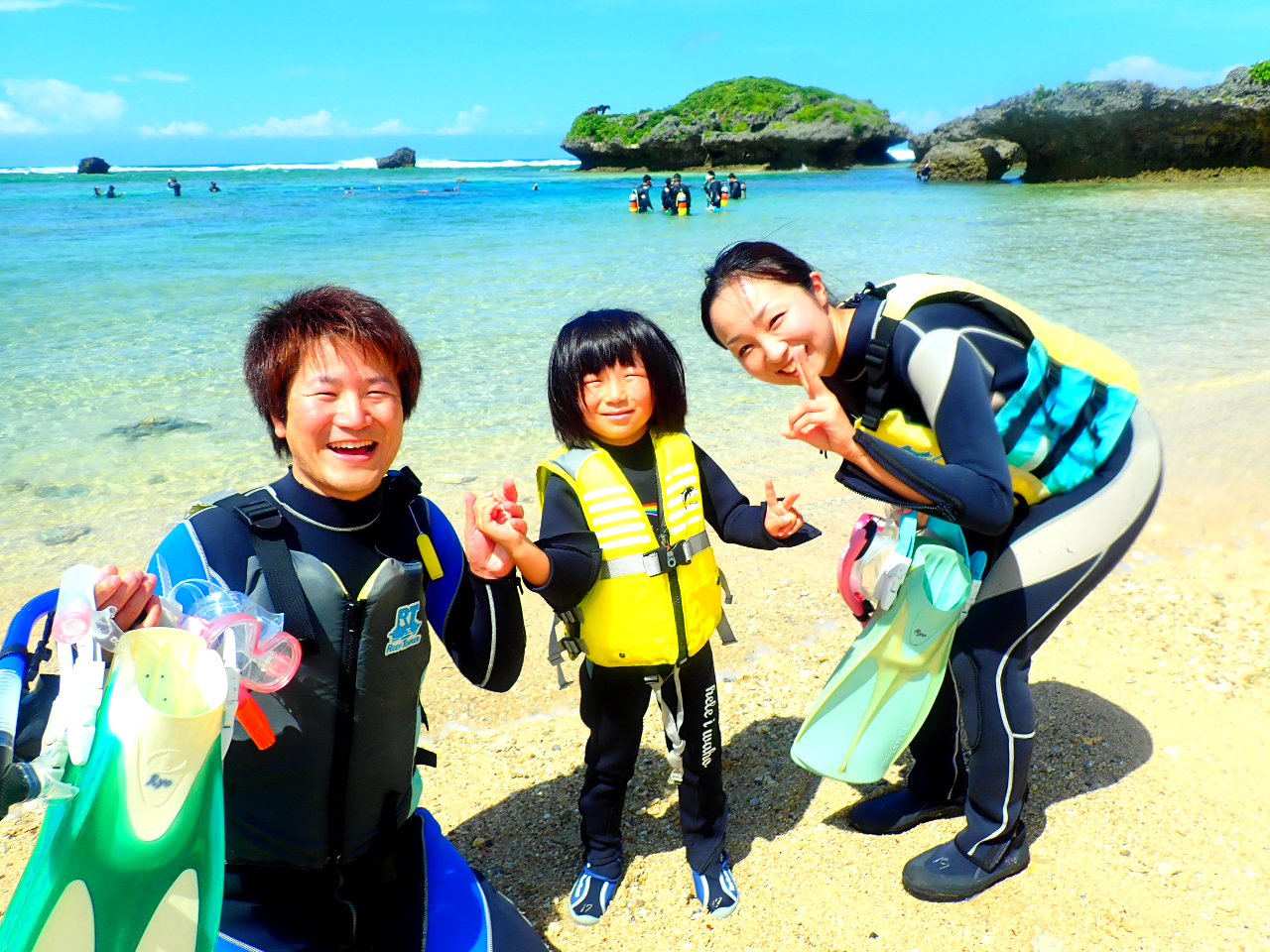 沖縄の美しい海でシュノーケリング 大人も子供も綺麗な海に癒されます 泳げなくてもライフジャケットがありますので水が苦手なお子様でも安心してご参加下さい