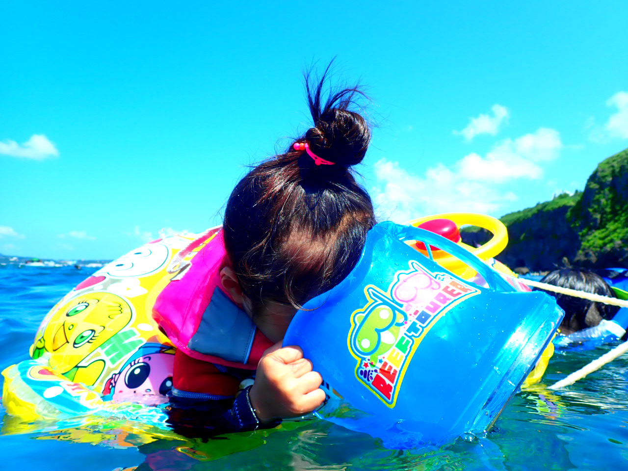 小さなお子様は浮き輪に乗って箱メガネでお魚観察♪シュノーケルと同じように沢山のカラフルなお魚たちが観ることが出来ます ぷかぷか浮きながらお魚観察♪