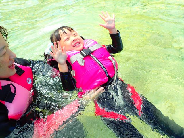 リラックスして背浮き♪水に慣れると海がますます楽しくなります(^ ^)