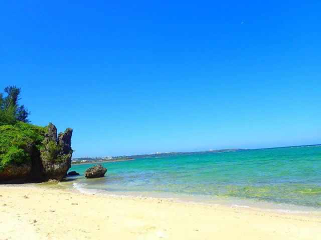 自然のビーチなので景色も抜群♪浅瀬もあるので、泳ぎが苦手な方にも安心です。