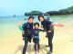 海をバックに記念写真♪お子様の重たい器材はインストラクターが運びます♪水の中に入ると重さは感じなくなります(^ ^)