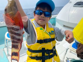 沖縄で船釣り初体験でしたが、無事お魚釣れました。