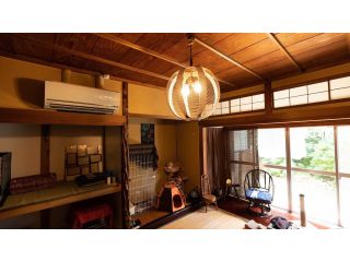 カフェの中、古民家で保護猫達とおくつろぎください♪