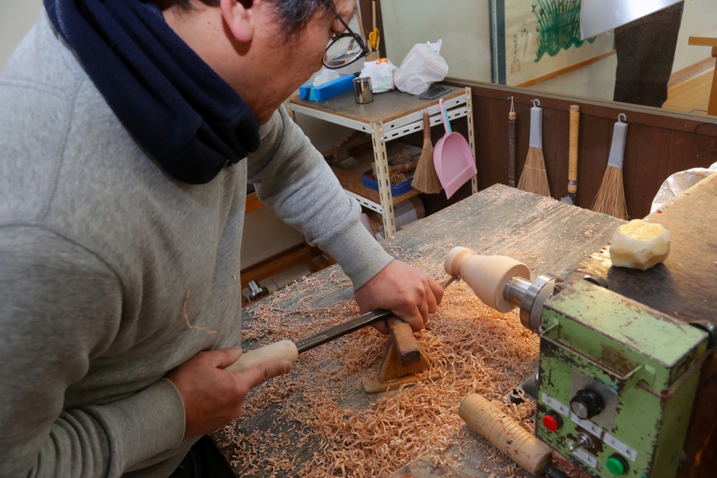 週末には、こけし工人の実演が行われます