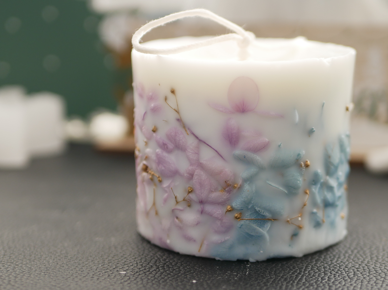 お好きなお花を入れてオリジナルな自分だけのキャンドルをお作りいただけます